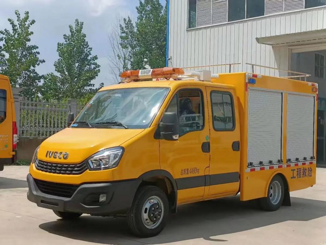 工程救險(xiǎn)車.依維柯雙排座多功能救險(xiǎn)車,主要應(yīng)用于城市防汛,農(nóng)